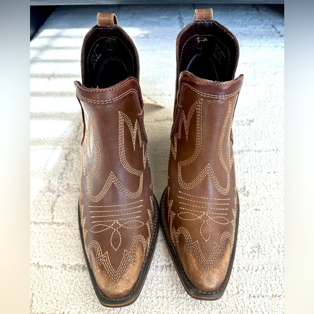 New with tags, never worn, brown cowboy ankle bootie size 6